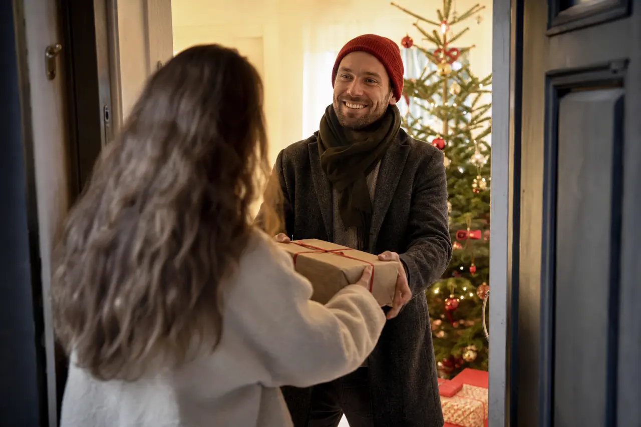 inslagen present som lämnas över i sista sekund på julafton