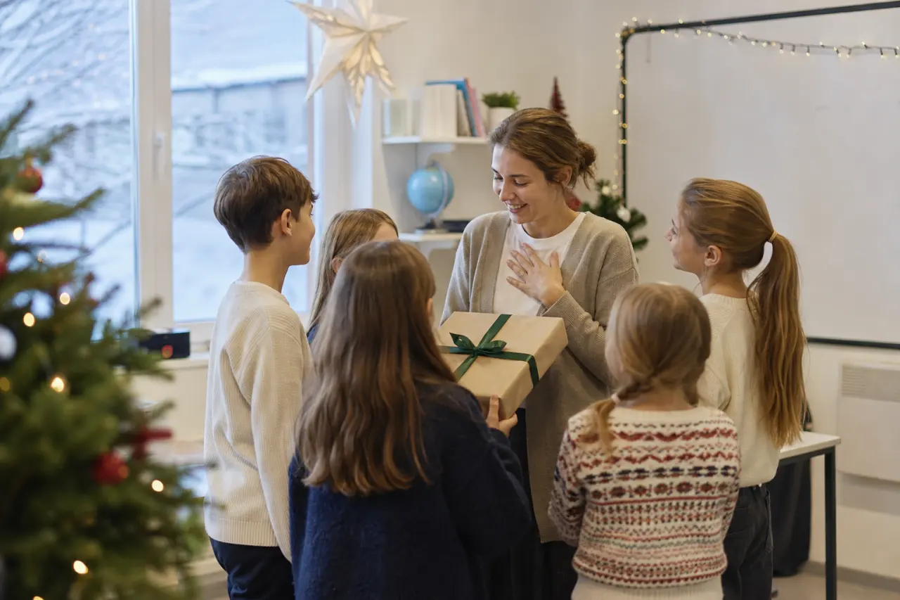 Klass som lämnar en enkel uppskattningspresent till läraren